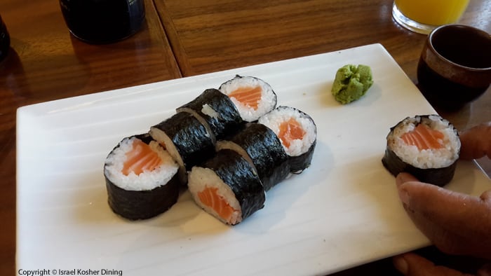 Salmon hosomaki